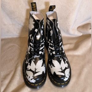 *BRAND NEW* Black and White Floral Dr. Martens